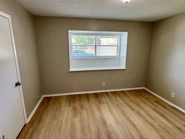 6000 Lindy Ln — Photo 9