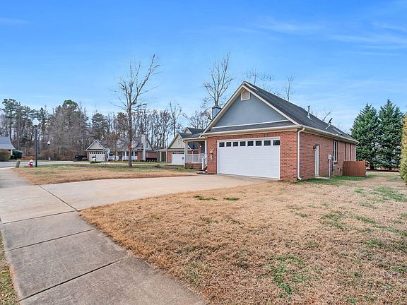 3rd image of 108 Somerset Ct