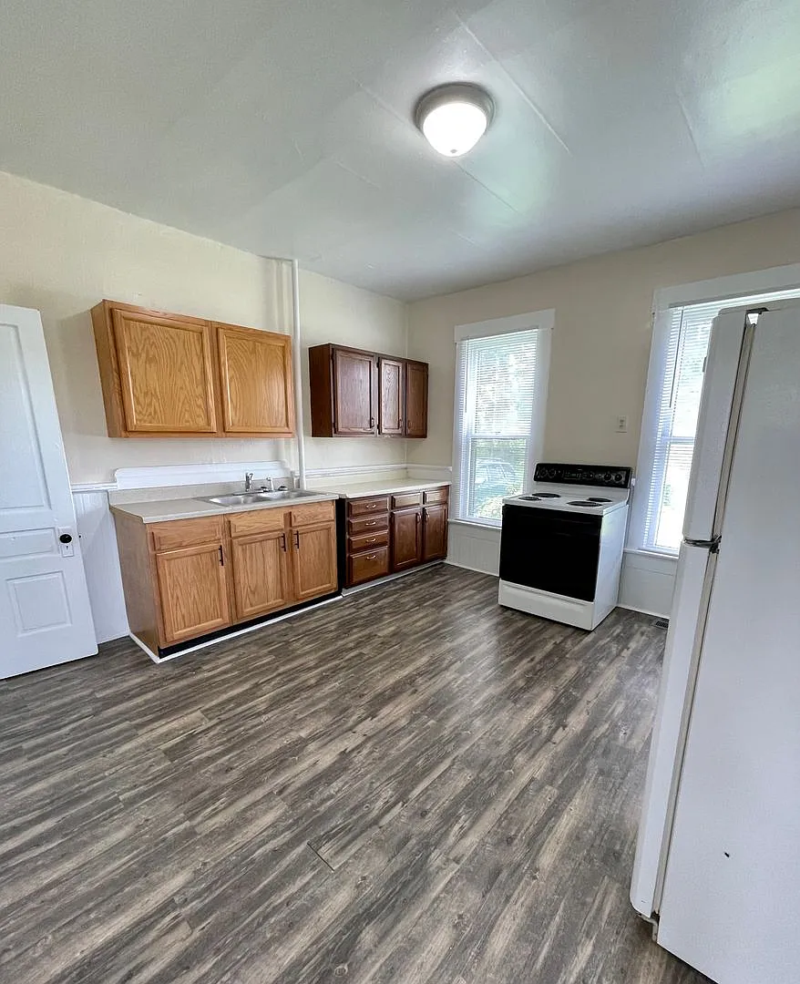2 Bedroom Home with Garage! — Photo 4