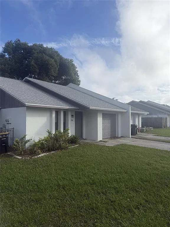 3 bed, 2.0 bath, 992 sqft, $1,695 — Photo 3