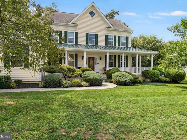 102 Aquifer Dr, Falling Waters, WV 25419