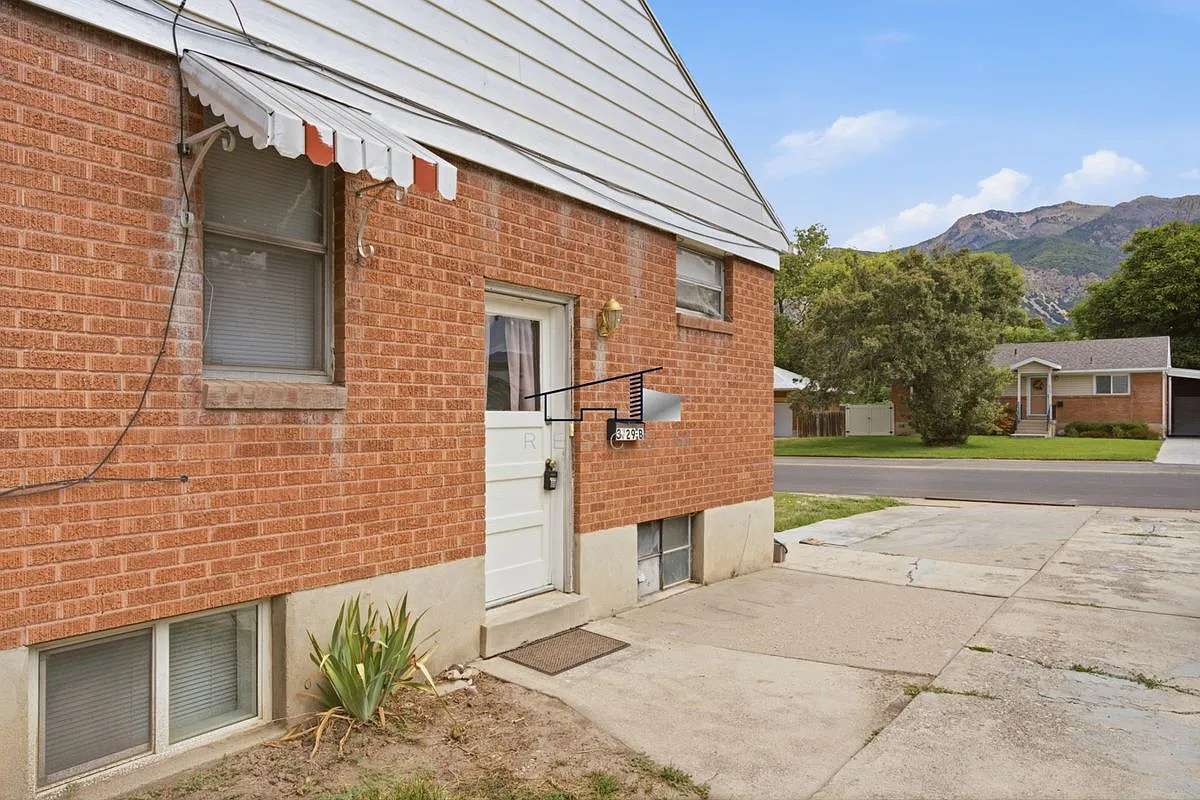 2 bed, 1.0 bath, 850 sqft, $995 — Photo 2