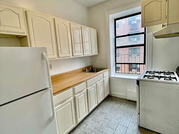 2nd image of 290 Lincoln Pl