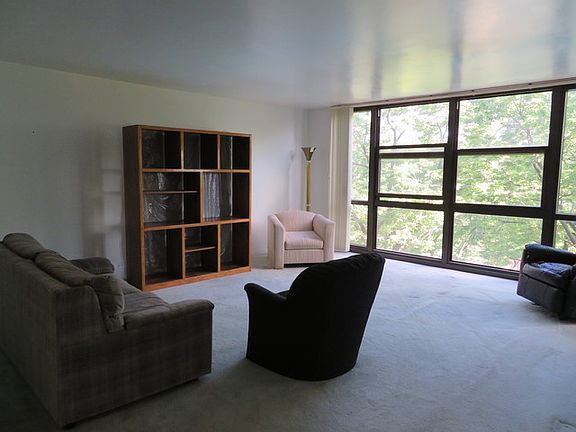 2nd image of 2901 S Michigan Ave APT 304