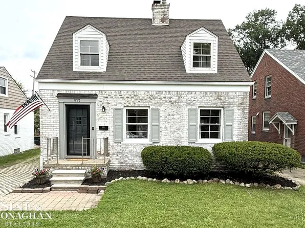 1776 Hampton Rd, Grosse Pointe Woods, MI 48236