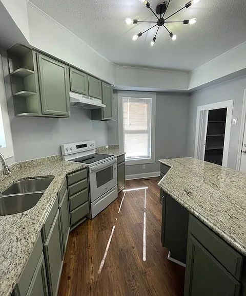 421 E Morehead St — Photo 8