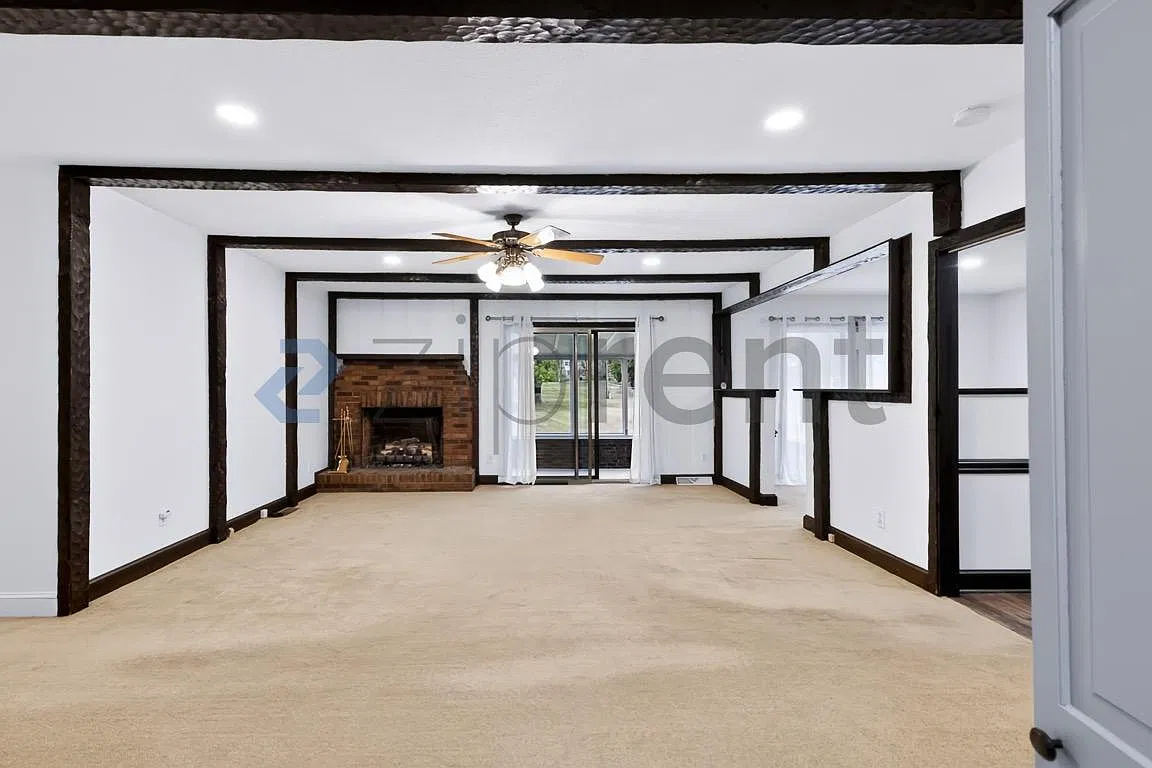 3 bed, 2010 sqft, $2,250 — Photo 2