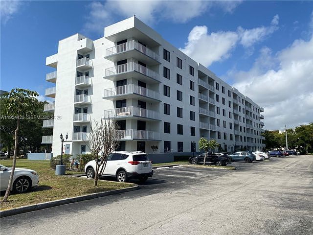 1st image of 409-901 Hillcrest Dr #409