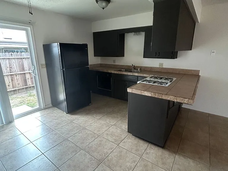 1424 N Lemoore Ave — Photo 10
