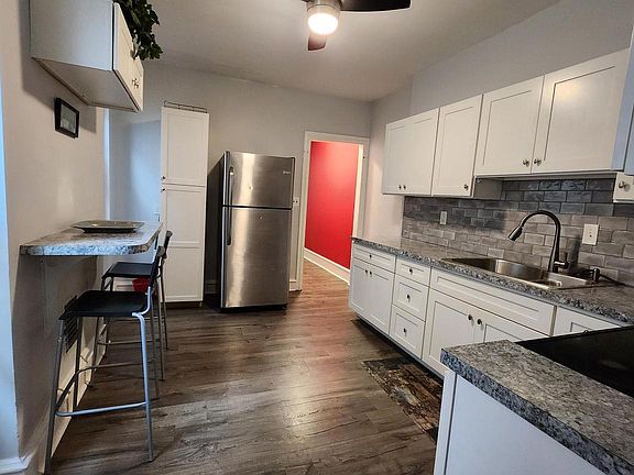 4th image of 804 N Van Buren St