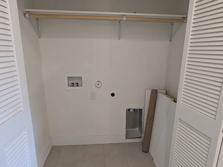 Laundry Room, Washer/Dryer connections