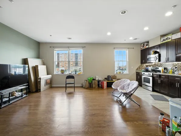 1201 Summit Avenue 402 image 2 of 19