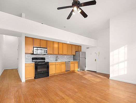 3rd image of 74 Greenpoint Ave APT A1