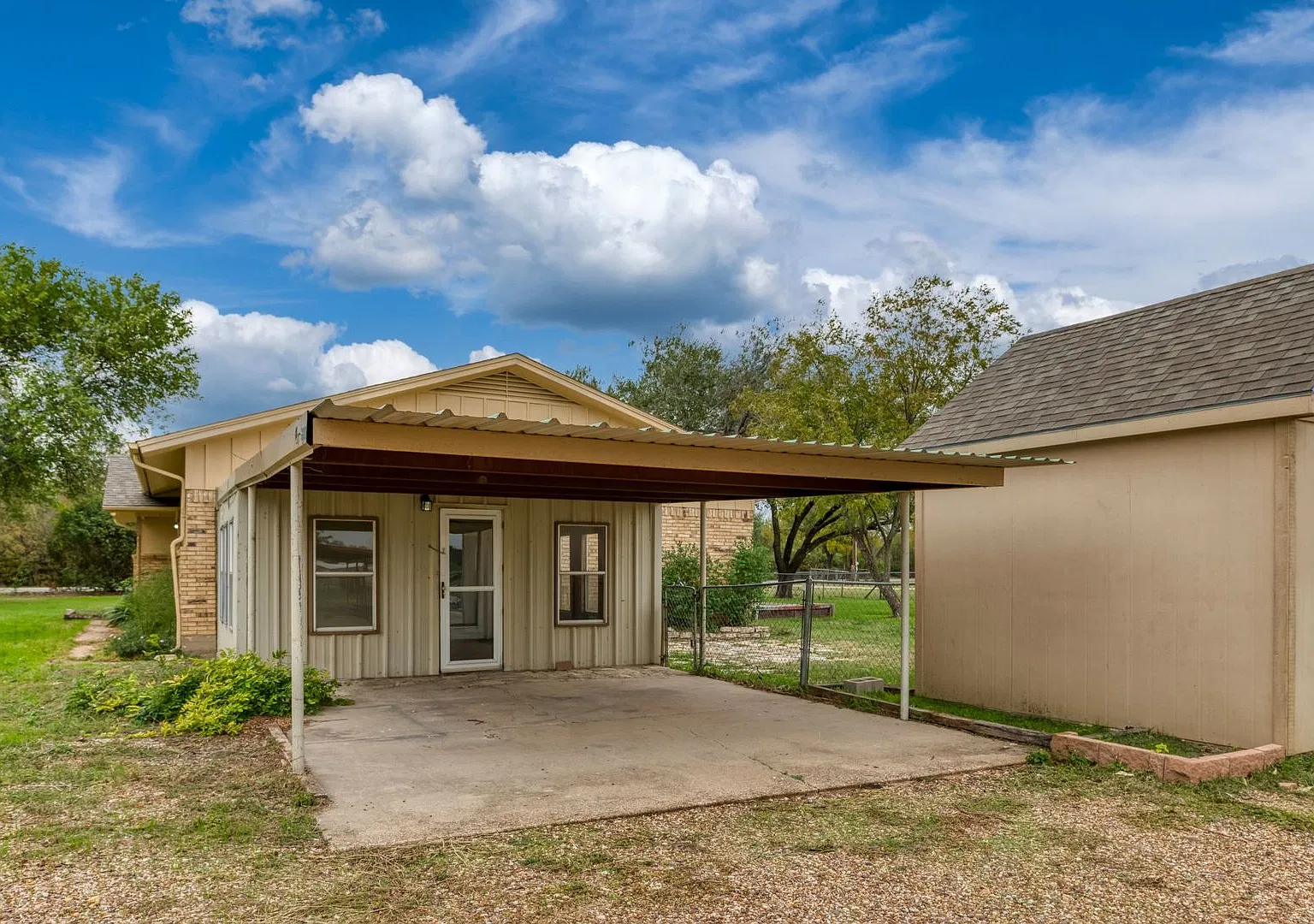 3 Bed / 3 bath Traditional Corner Lot home — Photo 3