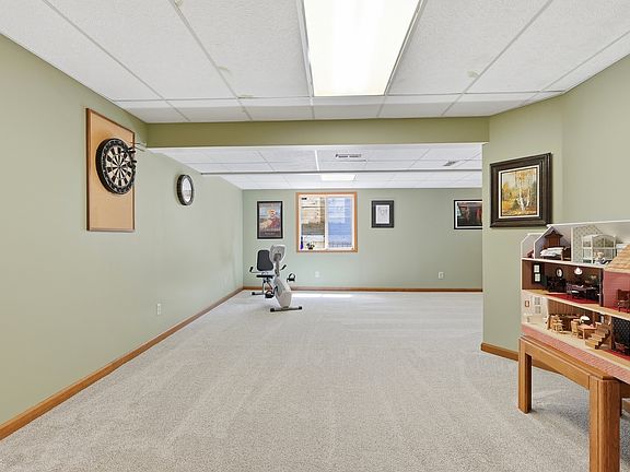 4th image of 183 Berkshire Ln