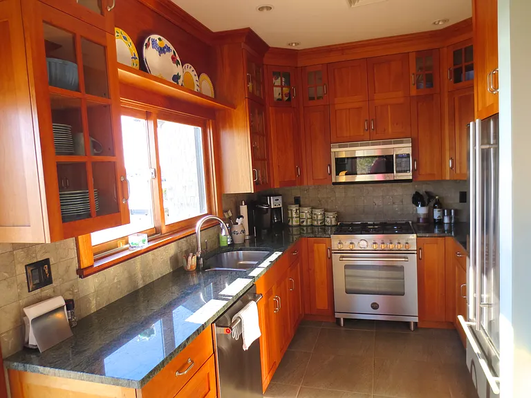 312 E Montauk Hwy — Photo 5