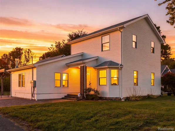 326 Clark Rd, Highland, MI 48357