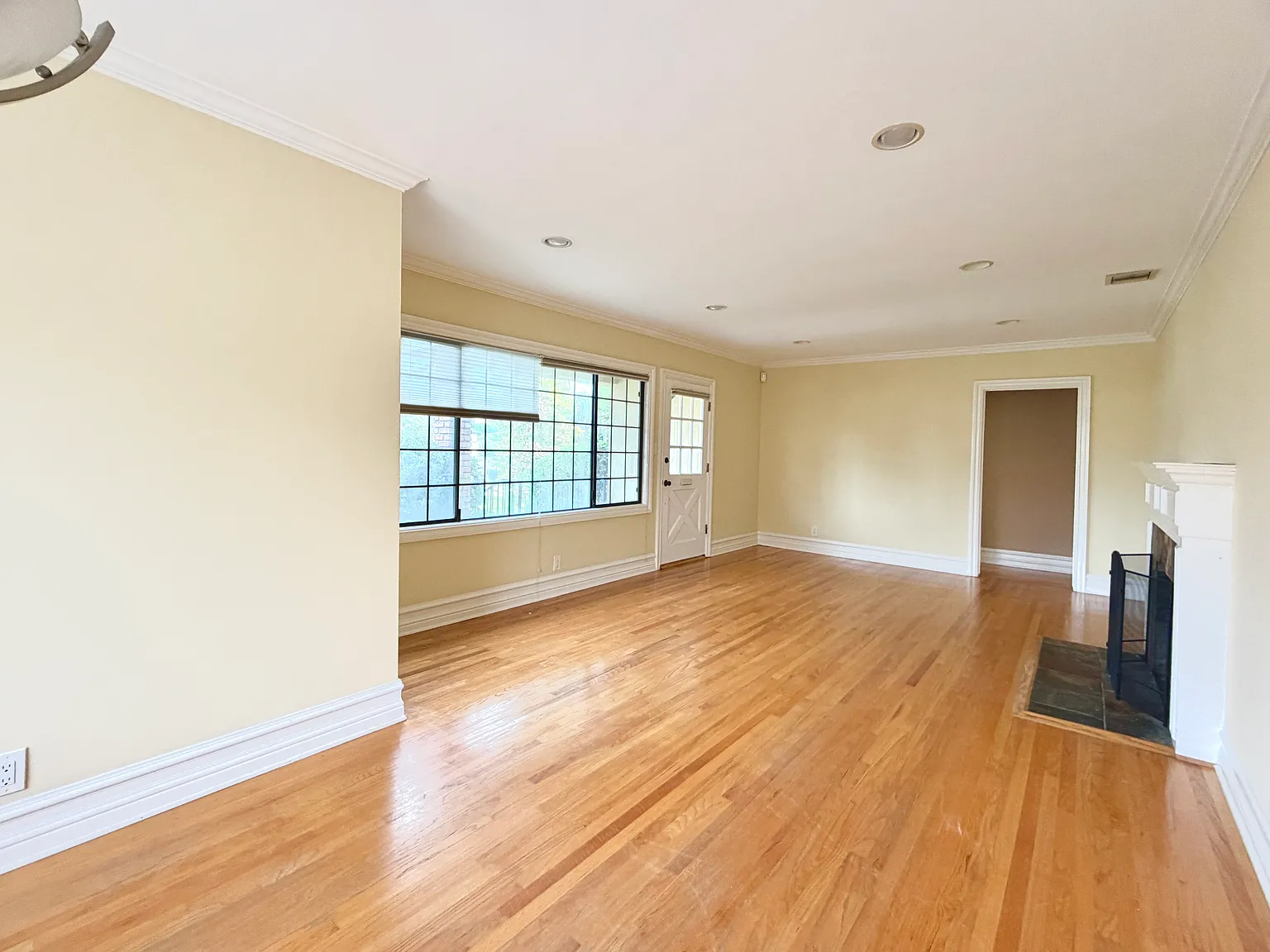 3 bed, 2.5 bath, 1386 sqft, $4,000 — Photo 3