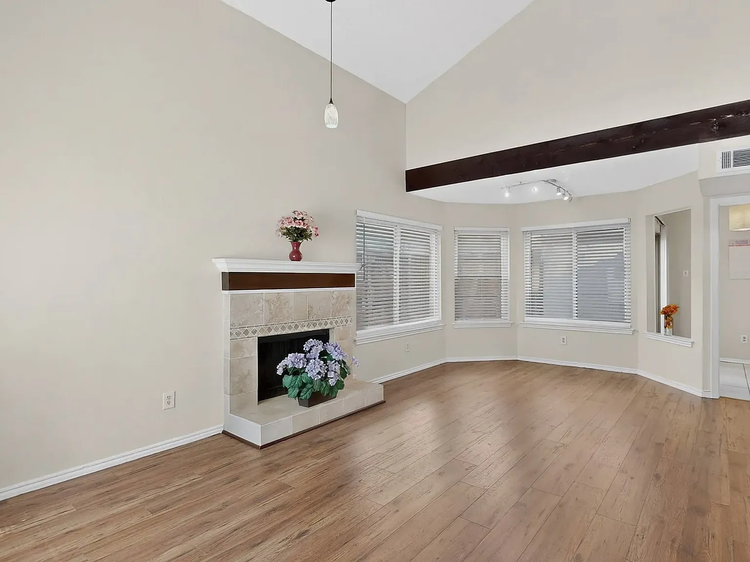 2 bed, 1323 sqft, $1,940 — Photo 4