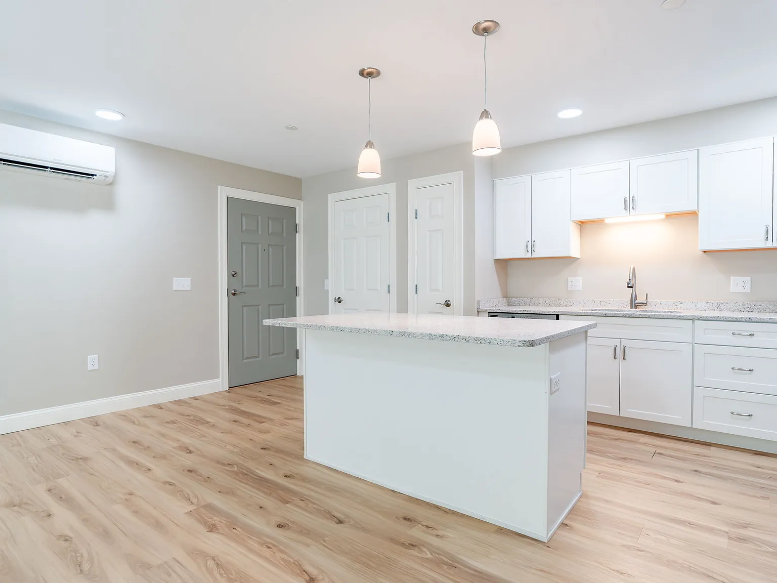 2 bed, 900 sqft, $1,900 — Photo 4