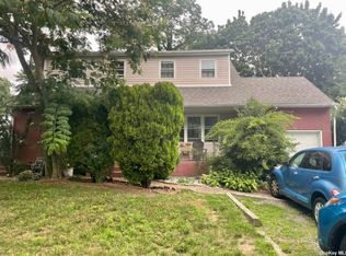109 Maple Dr, Amityville, NY 11701
