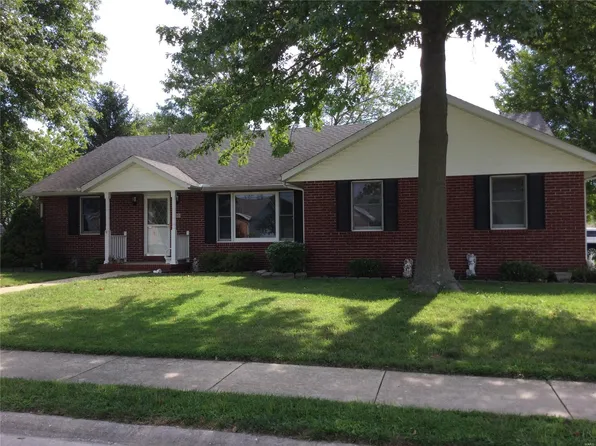 60 Falcon Dr, Highland, IL 62249