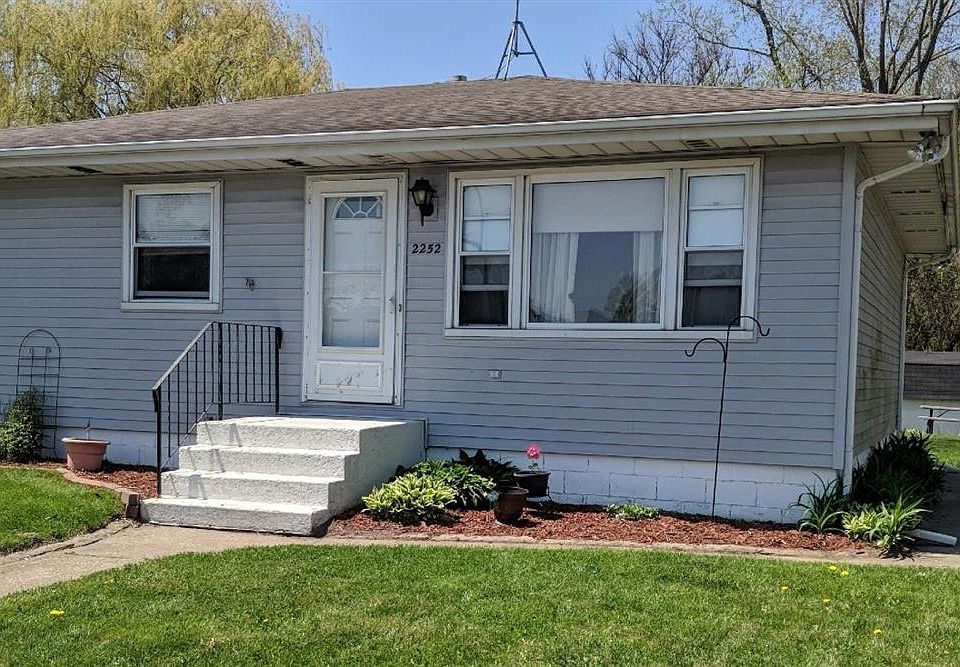 Manicured lawn, landscaped , private back yard