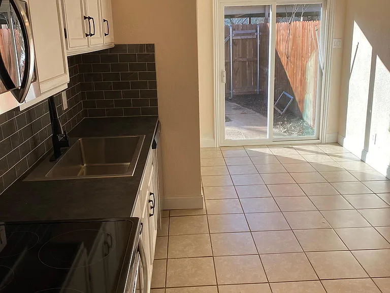 2421 Lakeview Cir — Photo 10