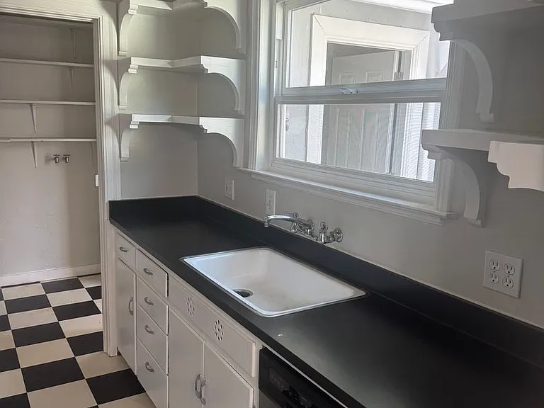 2572 Russell St — Photo 7