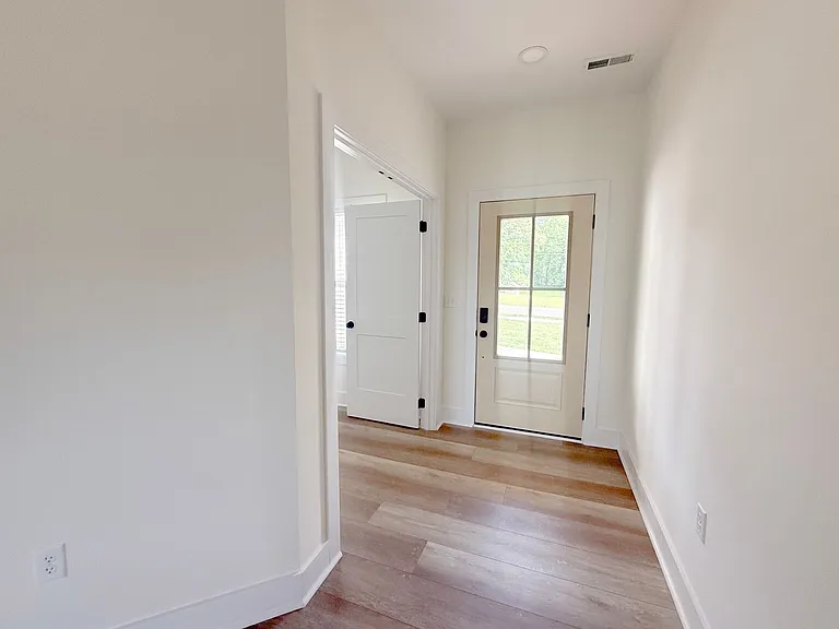 1403 Westbrook Cir — Photo 4