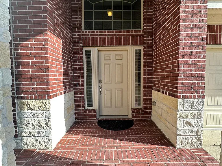 2423 Garden Shadow Dr — Photo 3