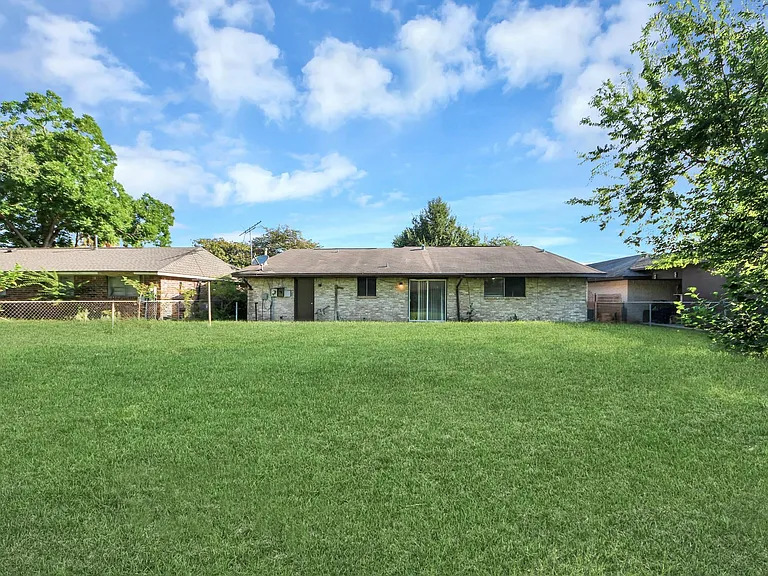 3806 Charriton Dr — Photo 18