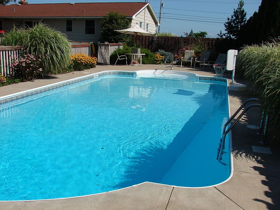 18' x 39' Inground Pool (Self Cleaning)