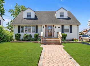 208 Dean St, Valley Stream, NY 11580