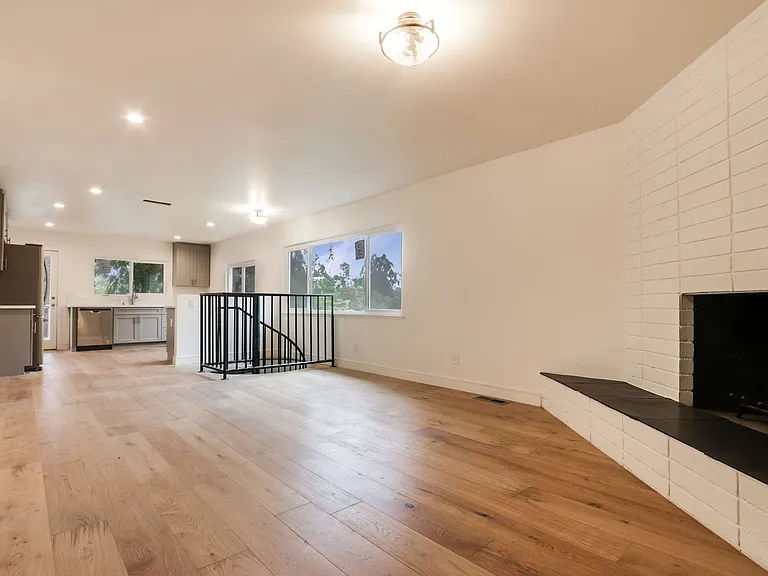 2042 N Alvarado St — Photo 8