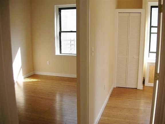 4th image of 2129 33rd St #4H