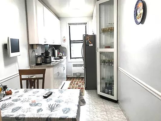 2nd image of 2555 Batchelder St APT 6C