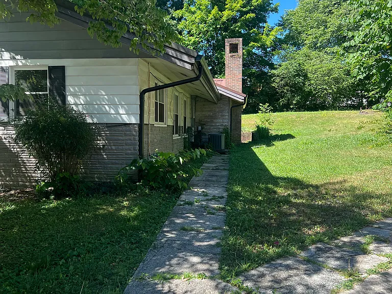 110 S Purdue Ave — Photo 2