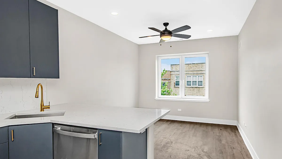 Building Photo - 936 W Cornelia Ave #2