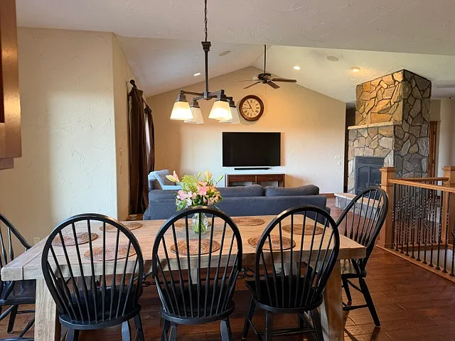 1121 Regency Ct — Photo 4