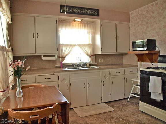 5th image of 3105 Plainfield Ave NE