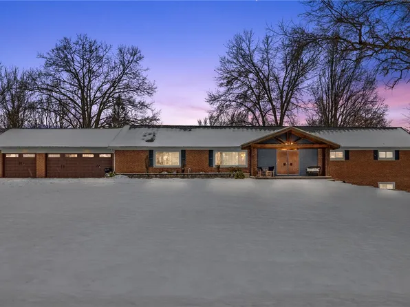 24 Fairhill Dr, New Castle, PA 16105