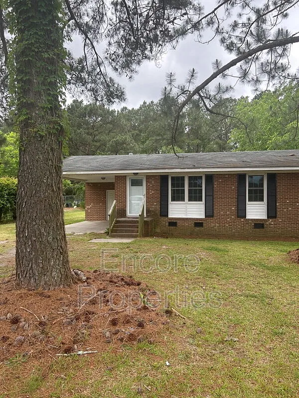 3 bed, 1.0 bath, 1100 sqft, $1,300 — Photo 1
