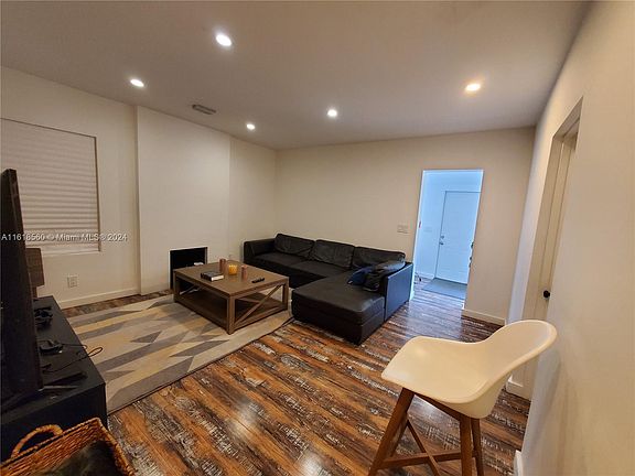 4th image of 4908 Washington Dr