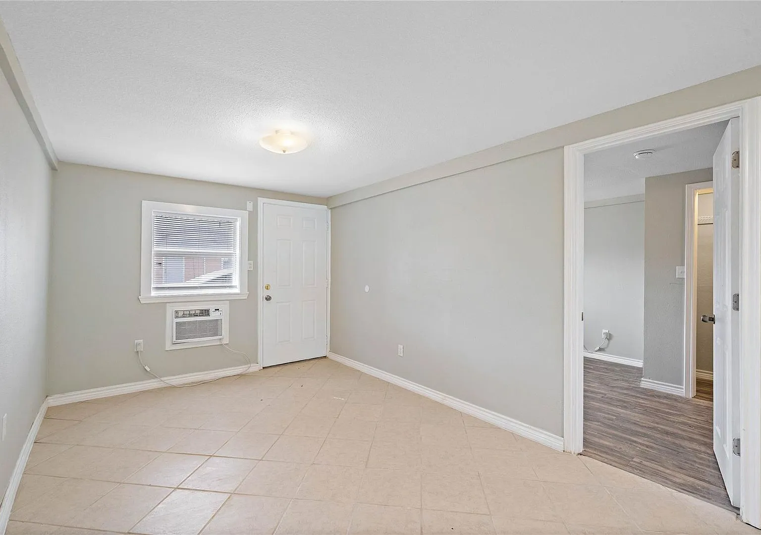 Lovely 2 Bedroom 2 Bath Duplex — Photo 2