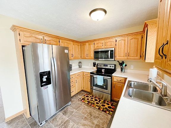 5th image of 202 Valley St