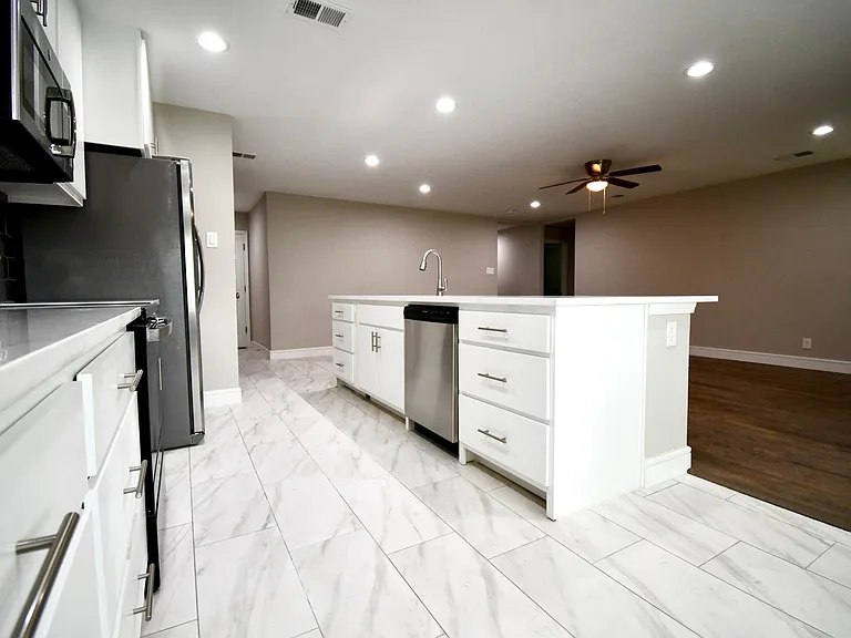 1204 Jeffery Trl — Photo 12