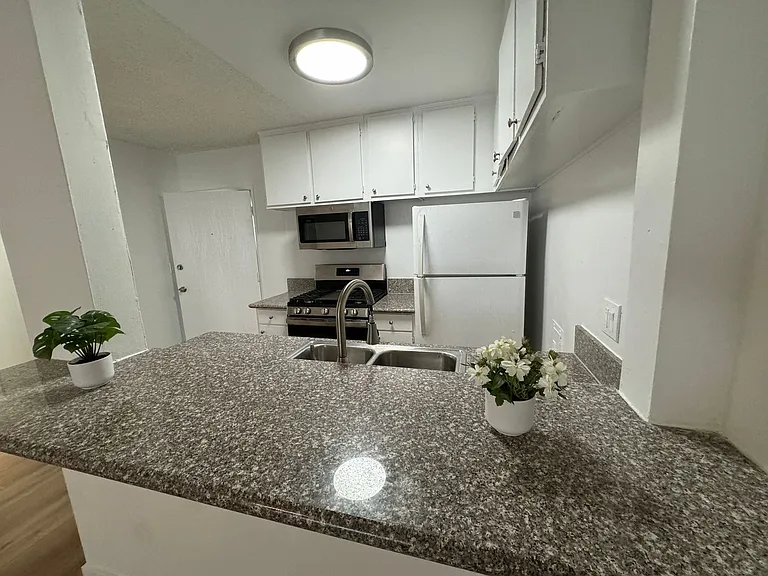 14220 Burbank Blvd — Photo 16