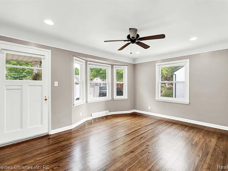 4271 Prairie Ave — Photo 8