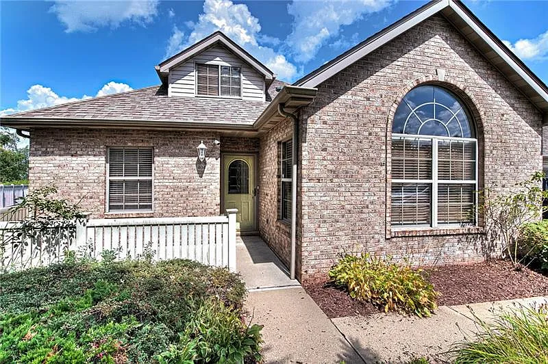 404 Malcolm Ct photo 1